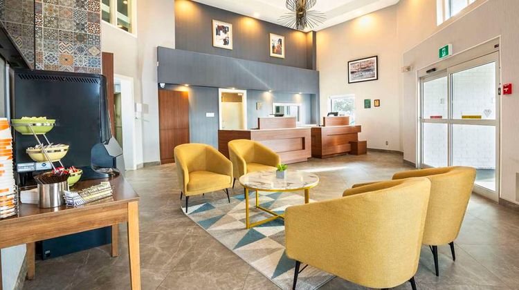 Quality Suites Lobby
