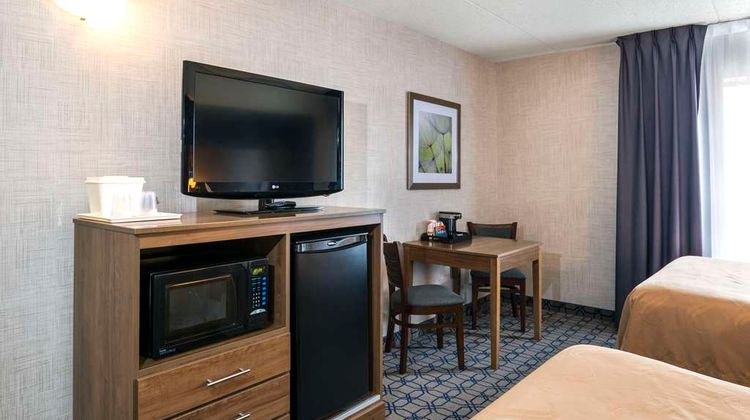 Quality Suites Room