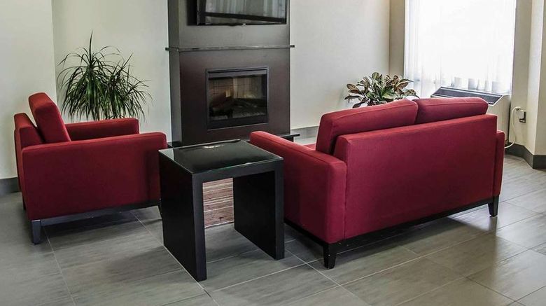 <b>Comfort Inn South Shore Lobby</b>. Images powered by <a href="https://iceportal.shijigroup.com/" title="IcePortal" target="_blank">IcePortal</a>.
