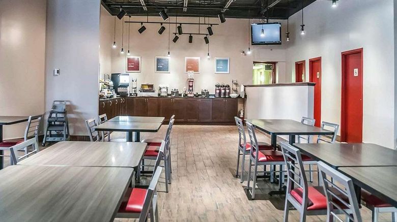 <b>Comfort Inn Montreal Laval Restaurant</b>. Images powered by <a href="https://iceportal.shijigroup.com/" title="IcePortal" target="_blank">IcePortal</a>.