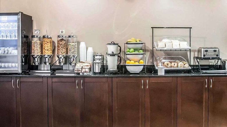 <b>Comfort Inn Montreal Laval Restaurant</b>. Images powered by <a href="https://iceportal.shijigroup.com/" title="IcePortal" target="_blank">IcePortal</a>.