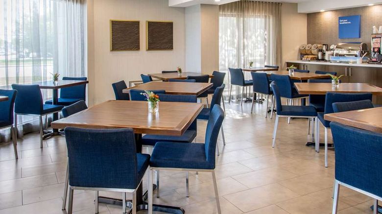 <b>Comfort Inn Montreal Aeroport Restaurant</b>. Images powered by <a href="https://iceportal.shijigroup.com/" title="IcePortal" target="_blank">IcePortal</a>.