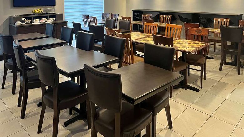 <b>Econo Lodge Airport Ste Foy Restaurant</b>. Images powered by <a href="https://iceportal.shijigroup.com/" title="IcePortal" target="_blank">IcePortal</a>.