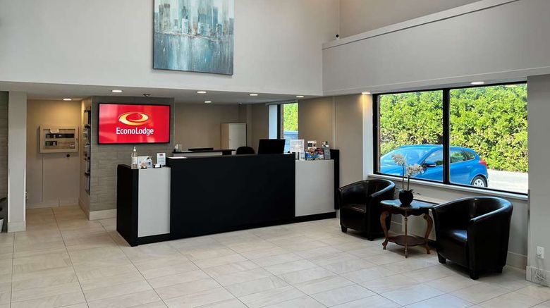 <b>Econo Lodge Airport Ste Foy Lobby</b>. Images powered by <a href="https://iceportal.shijigroup.com/" title="IcePortal" target="_blank">IcePortal</a>.