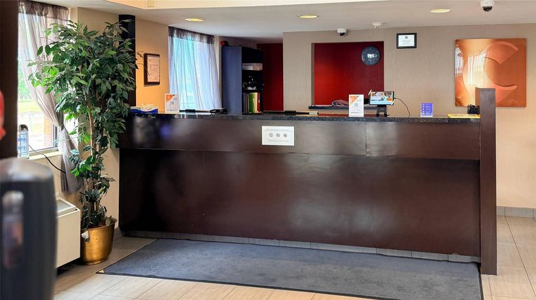 <b>Comfort Inn Saskatoon Centre Lobby</b>. Images powered by <a href="https://iceportal.shijigroup.com/" title="IcePortal" target="_blank">IcePortal</a>.
