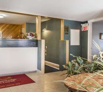 Econo Lodge & Suites Lobby