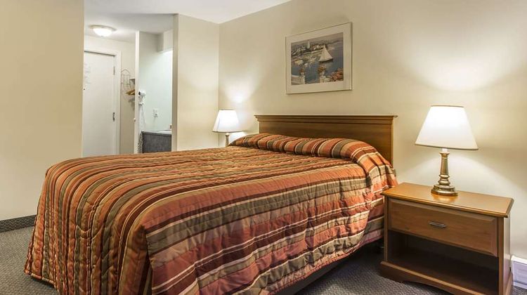 Econo Lodge & Suites Room