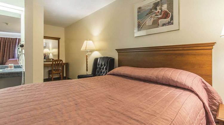 Econo Lodge & Suites Room