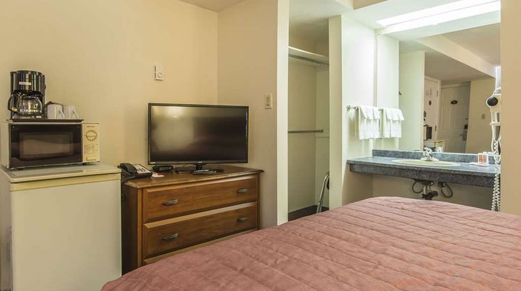 Econo Lodge & Suites Room