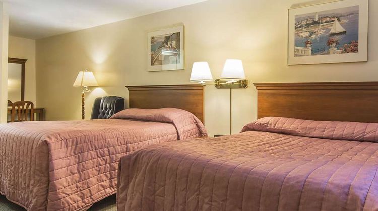 Econo Lodge & Suites Room