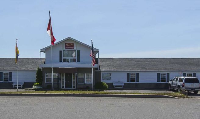 Econo Lodge & Suites Exterior
