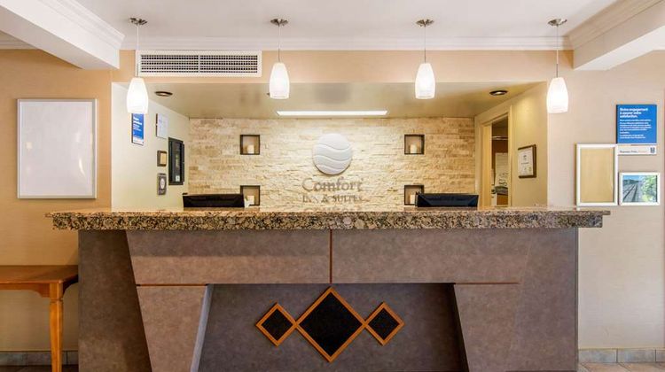 Comfort Inn & Suites Shawinigan Lobby
