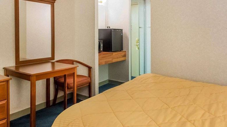 <b>Econo Lodge Smiths Falls Room</b>. Images powered by <a href="https://iceportal.shijigroup.com/" title="IcePortal" target="_blank">IcePortal</a>.