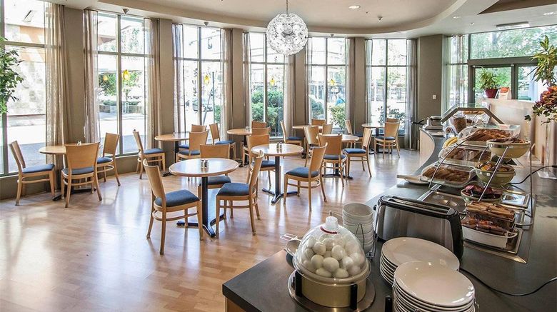 <b>Comfort Hotel Vancouver Airport Restaurant</b>. Images powered by <a href="https://iceportal.shijigroup.com/" title="IcePortal" target="_blank">IcePortal</a>.