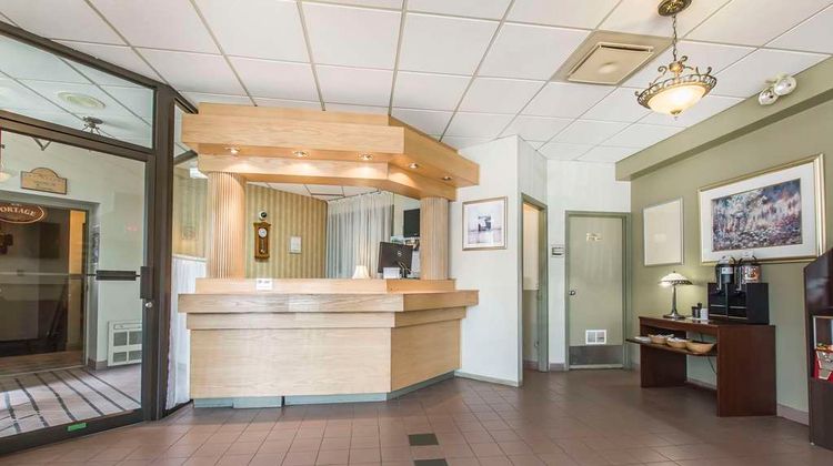 Quality Hotel & Suites Sherbrooke Lobby