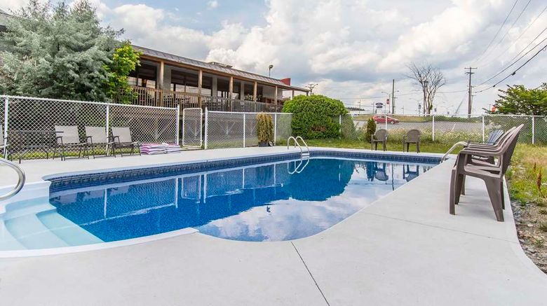 <b>Quality Hotel & Suites Sherbrooke Pool</b>. Images powered by <a href="https://iceportal.shijigroup.com/" title="IcePortal" target="_blank">IcePortal</a>.
