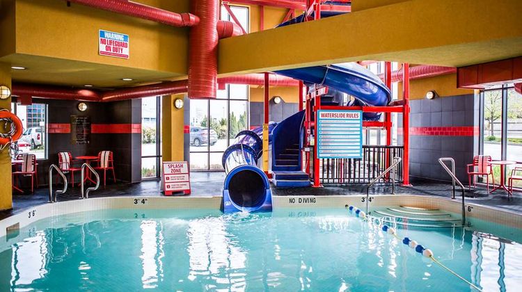 Comfort Suites Kelowna Pool