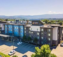 Comfort Suites Kelowna Exterior