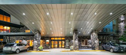 Comfort Suites Kelowna Exterior