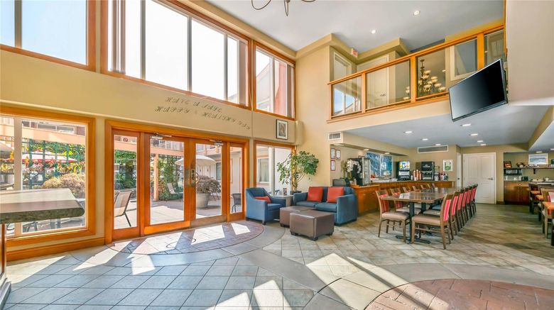 <b>Econo Lodge Inn and Suites North Vancouver Lobby</b>. Images powered by <a href="https://iceportal.shijigroup.com/" title="IcePortal" target="_blank">IcePortal</a>.