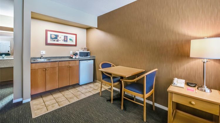 Econo Lodge Inn and Suites North Vancouver Suite