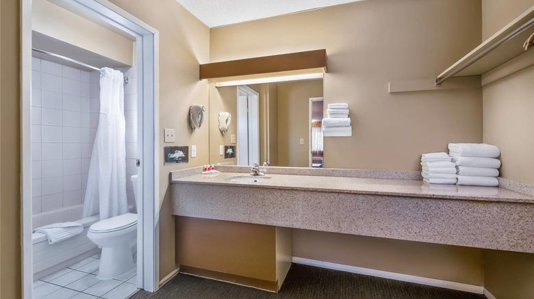 <b>Econo Lodge Inn and Suites North Vancouver Room</b>. Images powered by <a href="https://iceportal.shijigroup.com/" title="IcePortal" target="_blank">IcePortal</a>.