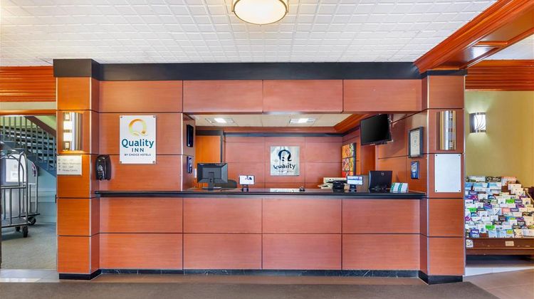 Quality Inn Toronto Airport Lobby