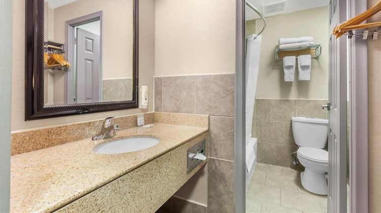 Quality Inn Toronto Airport Room