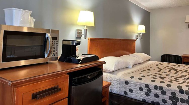 Econo Lodge Motel Village Room