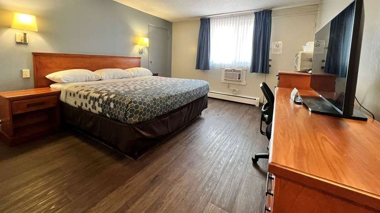 Econo Lodge Motel Village Room