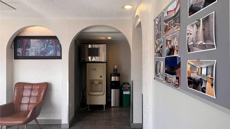 Econo Lodge Motel Village Lobby