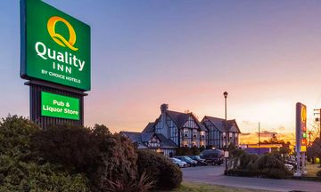 Quality Inn Waddling Dog
