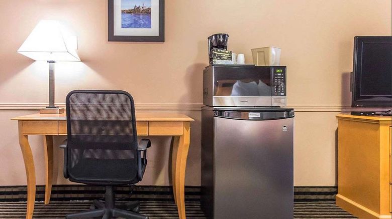 <b>Econo Lodge Downtown Ottawa Room</b>. Images powered by <a href="https://iceportal.shijigroup.com/" title="IcePortal" target="_blank">IcePortal</a>.