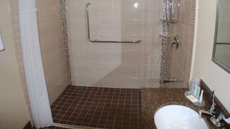 <b>Quality Inn Room</b>. Images powered by <a href="https://iceportal.shijigroup.com/" title="IcePortal" target="_blank">IcePortal</a>.