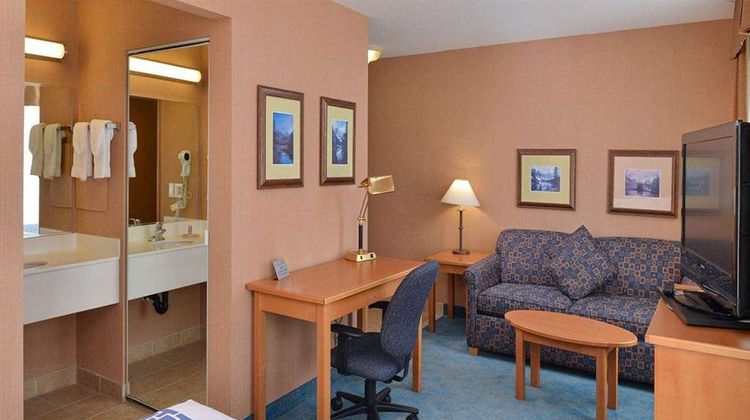 Econo Lodge Inn & Suites University Room