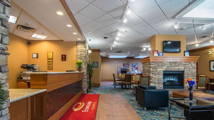Econo Lodge Inn & Suites University Lobby