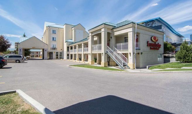 Econo Lodge Inn & Suites University Exterior
