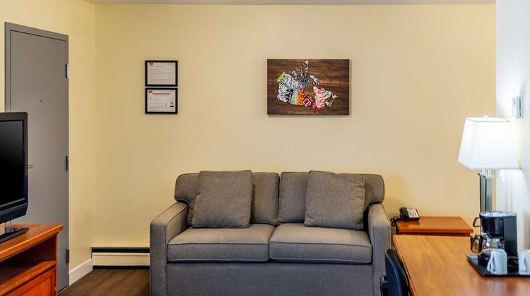 Econo Lodge Inn & Suites University Suite