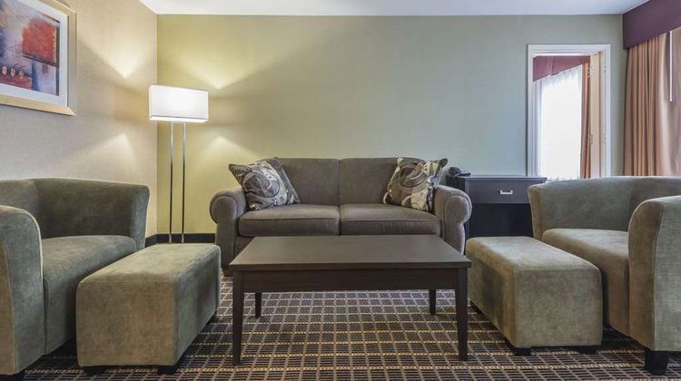 Quality Inn & Suites Downtown Windsor Room