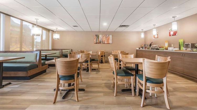 Quality Inn & Suites Downtown Windsor Restaurant