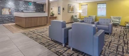 Quality Inn & Suites Downtown Windsor Lobby