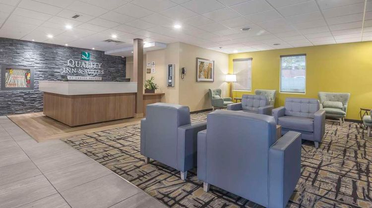 Quality Inn & Suites Downtown Windsor Lobby