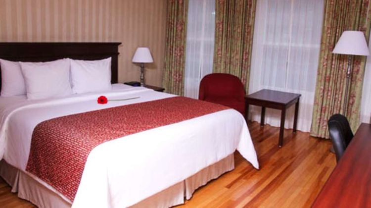 Quality Inn & Suites Downtown Charlottet Room