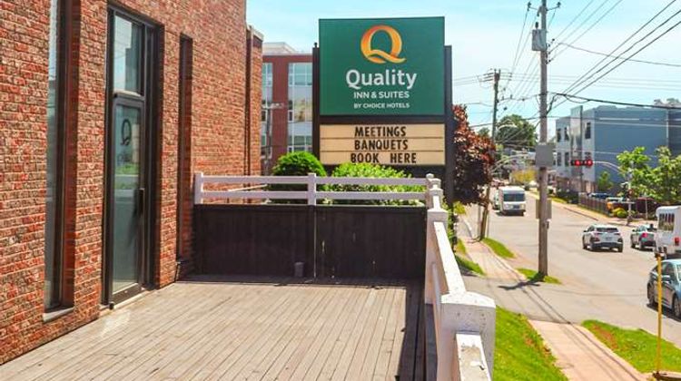 Quality Inn & Suites Downtown Charlottet Exterior