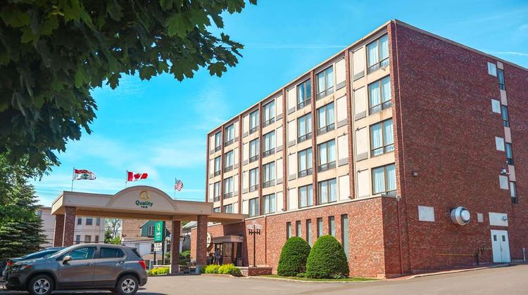 Quality Inn & Suites Downtown Charlottet Exterior