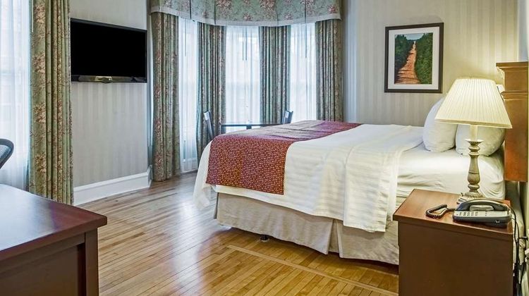 Quality Inn & Suites Downtown Charlottet Room