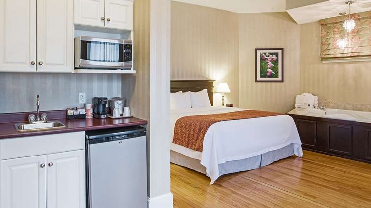 Quality Inn & Suites Downtown Charlottet Room