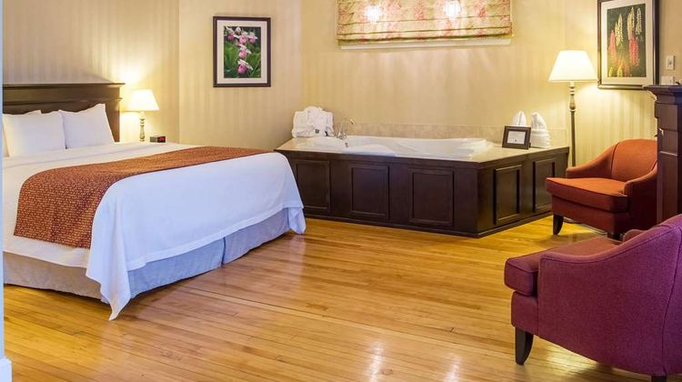 Quality Inn & Suites Downtown Charlottet Suite