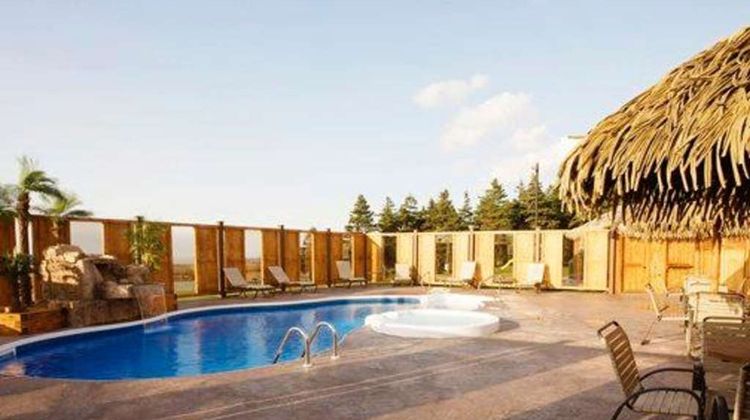 Quality Inn & Suites Matane Pool