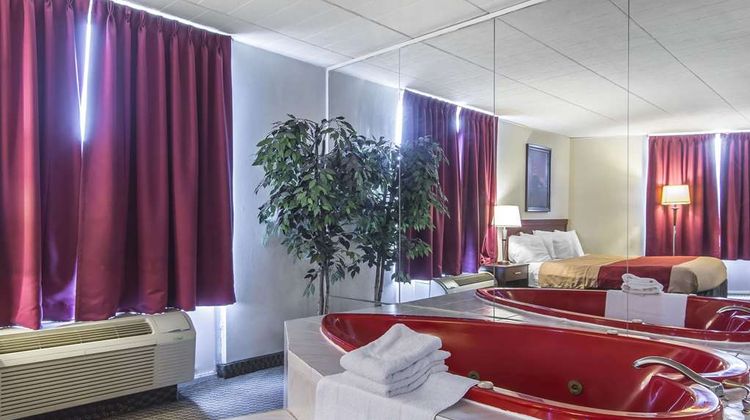 Econo Lodge Room